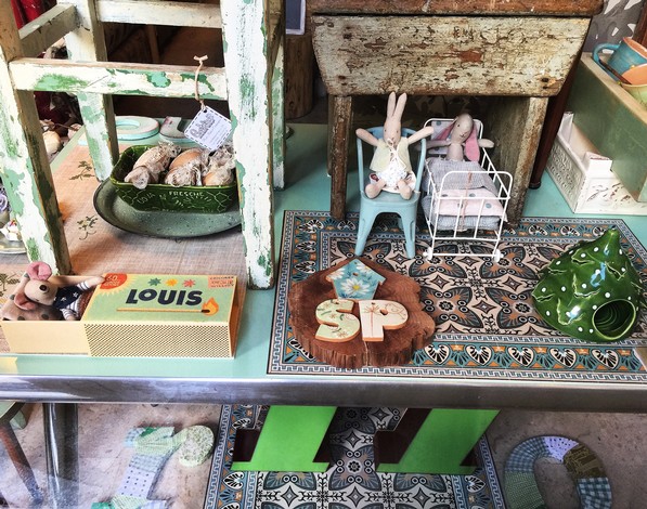 Coniglietti e topolini con mini mobilia